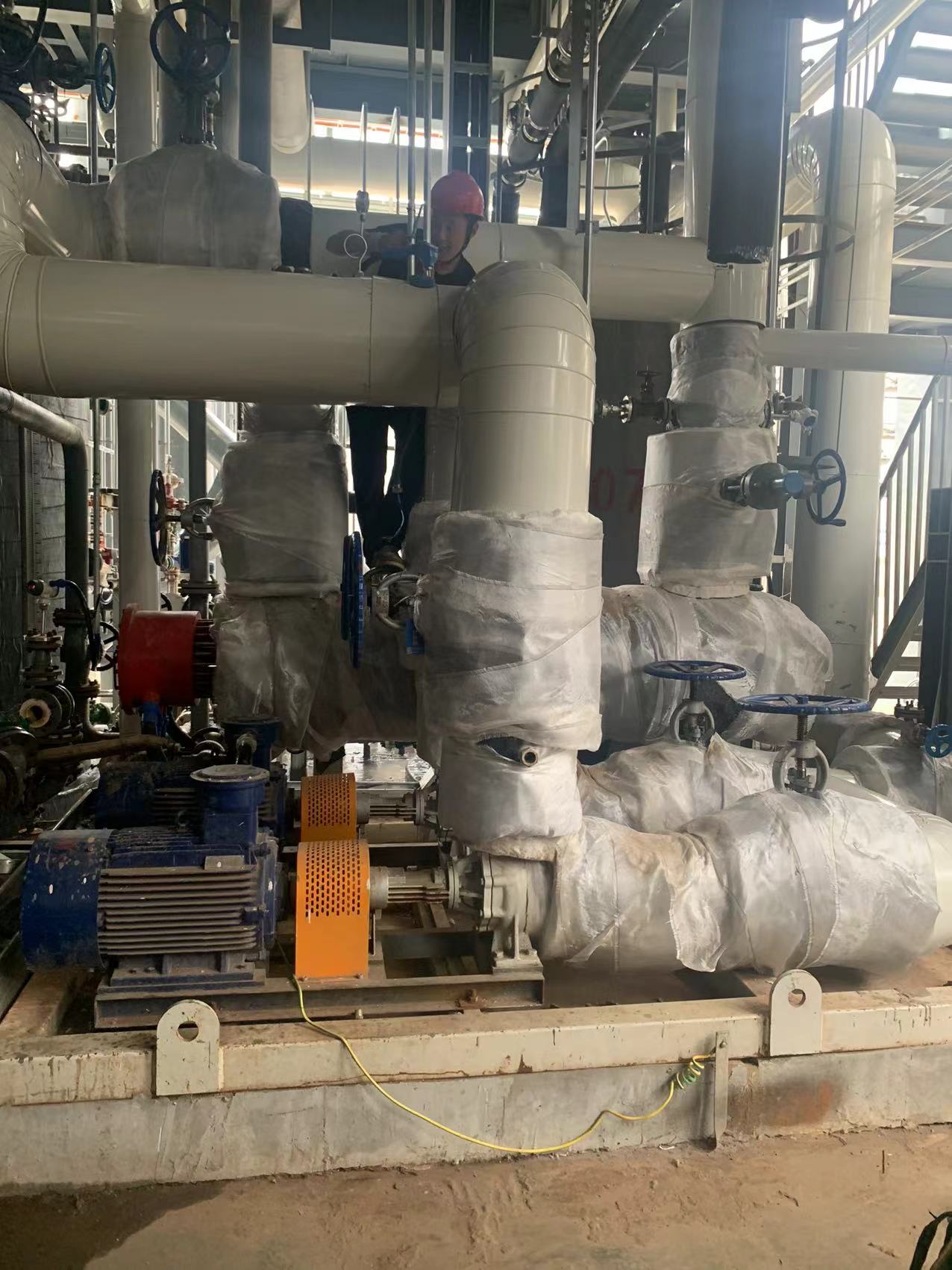 非標定制300KW導熱油加熱機組，實現(xiàn)用戶新廠區(qū)的油路管道升溫供暖，功能可完全根據(jù)需求選配