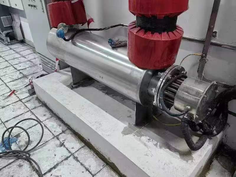 潤滑油加熱器，設計壓力1.0MPA，使用溫度60-80℃。可根據(jù)流量與溫度升高值來調(diào)節(jié)加熱器功率，自動恒溫控制