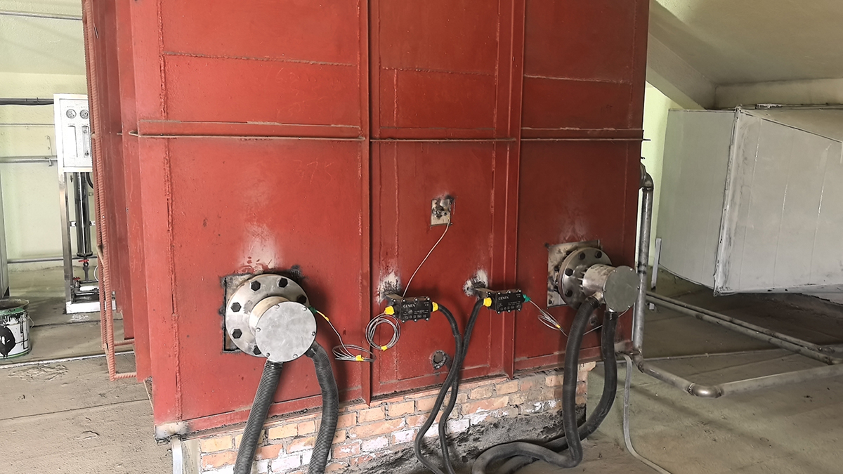 70KW水箱輔助加熱器，3m3水箱，升溫50℃，根據(jù)現(xiàn)場水箱的尺寸設(shè)計定制加熱器